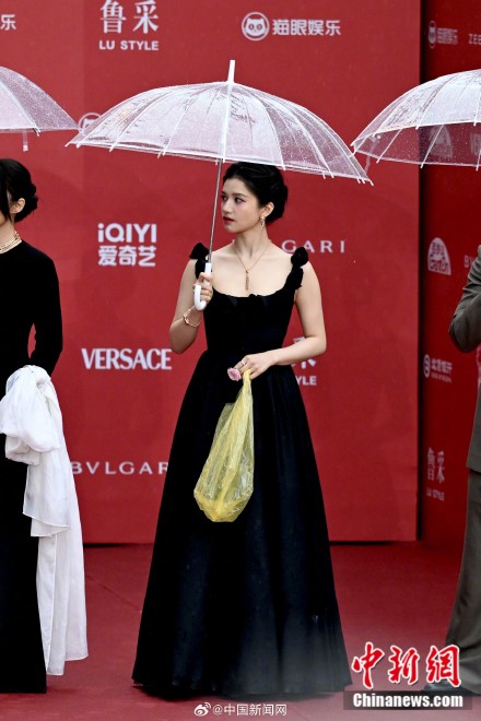 北影节雨中走红毯