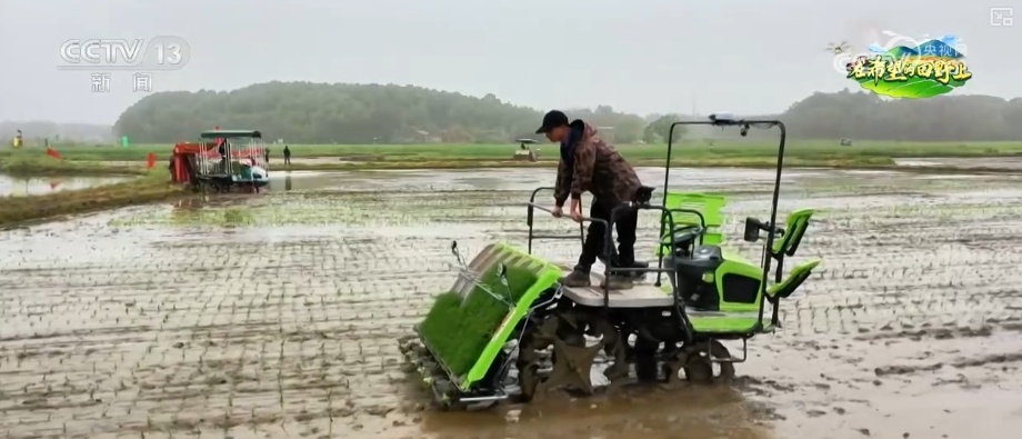 “科技+服务”助力“慧”好“春耕图” 科技显身手夯实丰收基础 “科技+服务”助力“慧”好“春耕图” 科技显身手夯实丰收基础