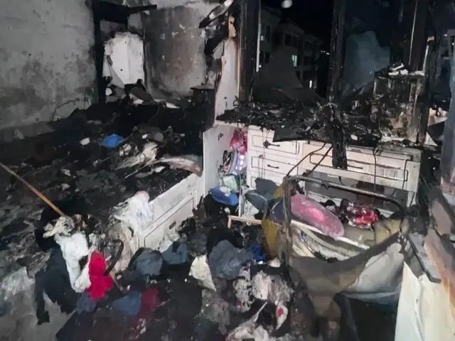一家人出门没拔充电器家里被烧光！当事人：无家可归，还要承担楼下住户的损失