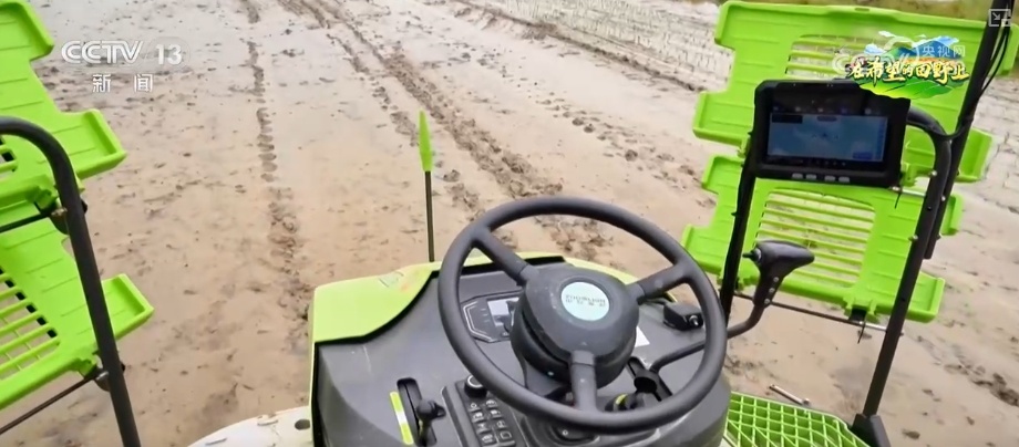 “科技+服务”助力“慧”好“春耕图” 科技显身手夯实丰收基础 “科技+服务”助力“慧”好“春耕图” 科技显身手夯实丰收基础