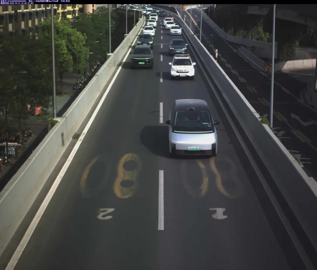 开车接打电话罚款100元记3分！成都交警出招治理“龟速车”