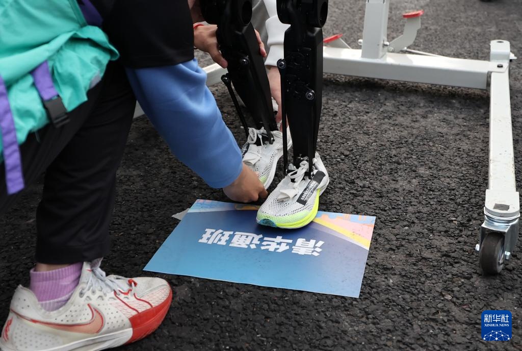 2025北京亦庄半程马拉松暨人形机器人半程马拉松开跑 2025北京亦庄半程马拉松暨人形机器人半程马拉松开跑