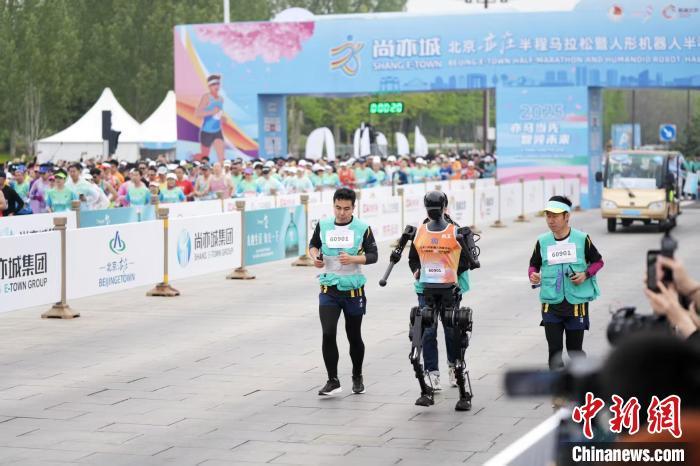 全球首个人形机器人半马在北京亦庄开跑