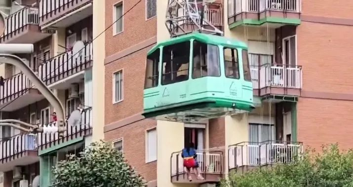缆绳突然断裂，意大利那不勒斯一山区缆车坠落致4人遇难