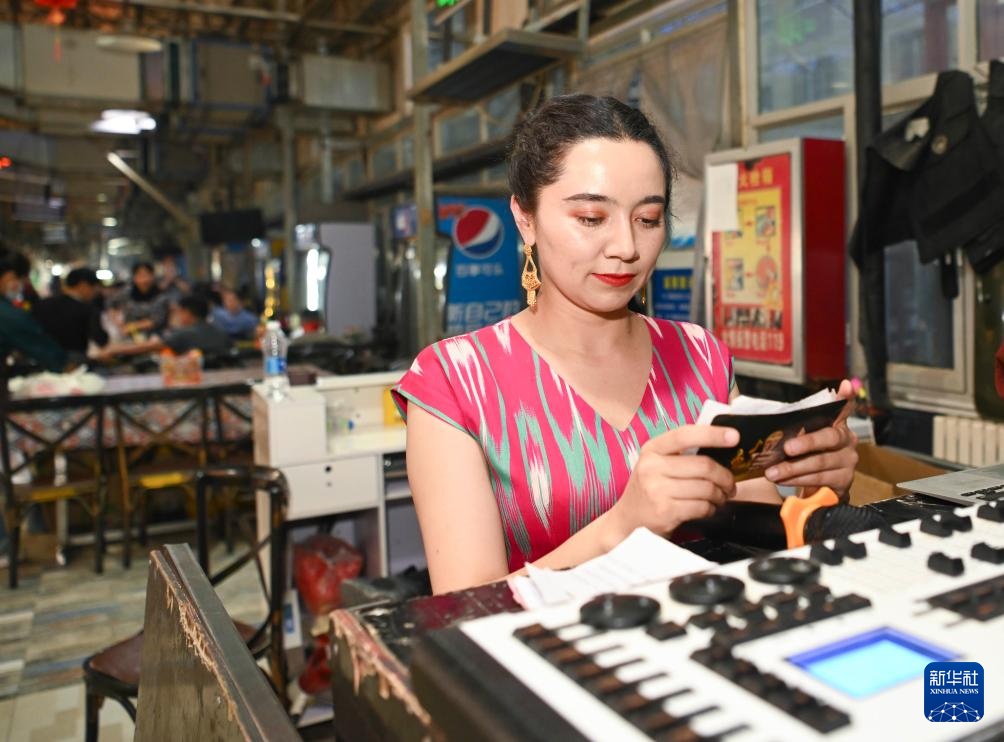起舞夜市灯火中 起舞夜市灯火中