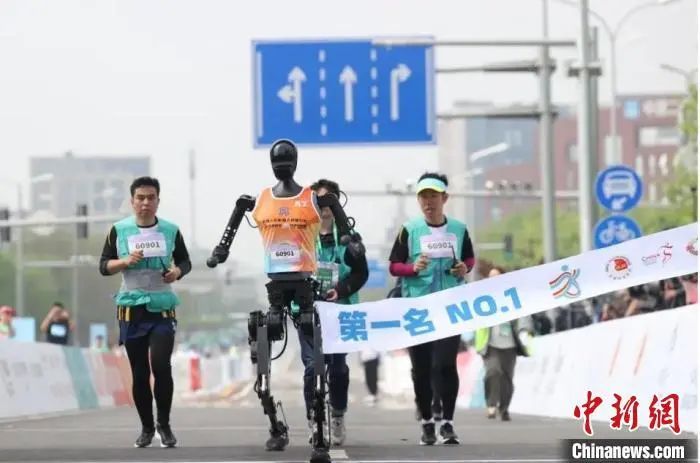 全球首个人形机器人半马，冠军出炉！
