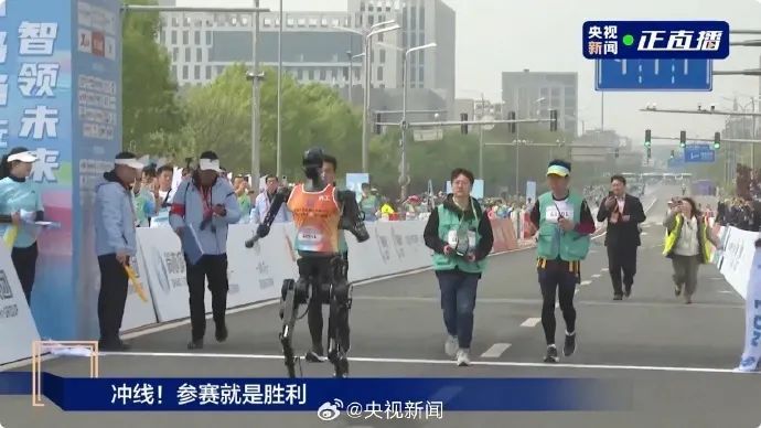 人类首次与机器人的“巅峰对决”！胜者是→