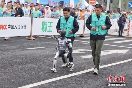 全球首个人形机器人半马开赛 “美女”机器人出场就“罢工” 全球首个人形机器人半马开赛 “美女”机器人出场就“罢工”