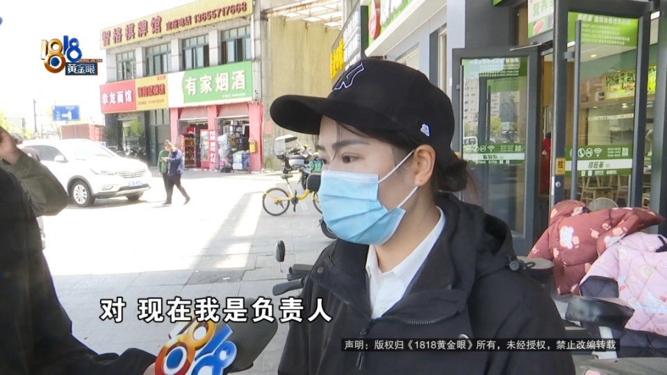 男子骑车经过餐厅被油污滑倒,讨说法竟演变成互吐口水!警方到场调解 男子骑车经过餐厅被油污滑倒,讨说法竟演变成互吐口水!警方到场调解