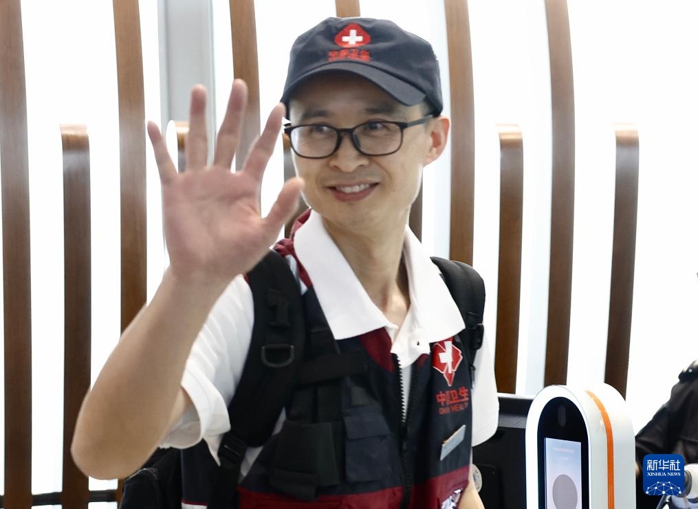 新华全媒+丨中国政府援缅卫生防疫队启程赴缅