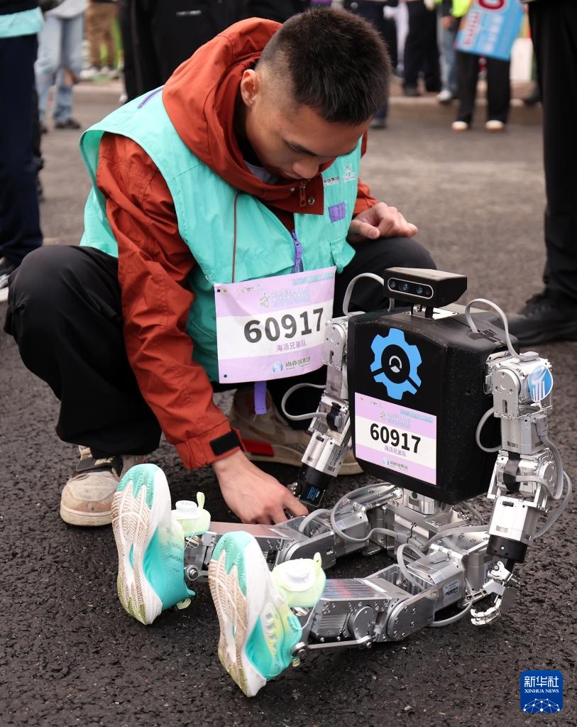 2025北京亦庄半程马拉松暨人形机器人半程马拉松开跑 2025北京亦庄半程马拉松暨人形机器人半程马拉松开跑