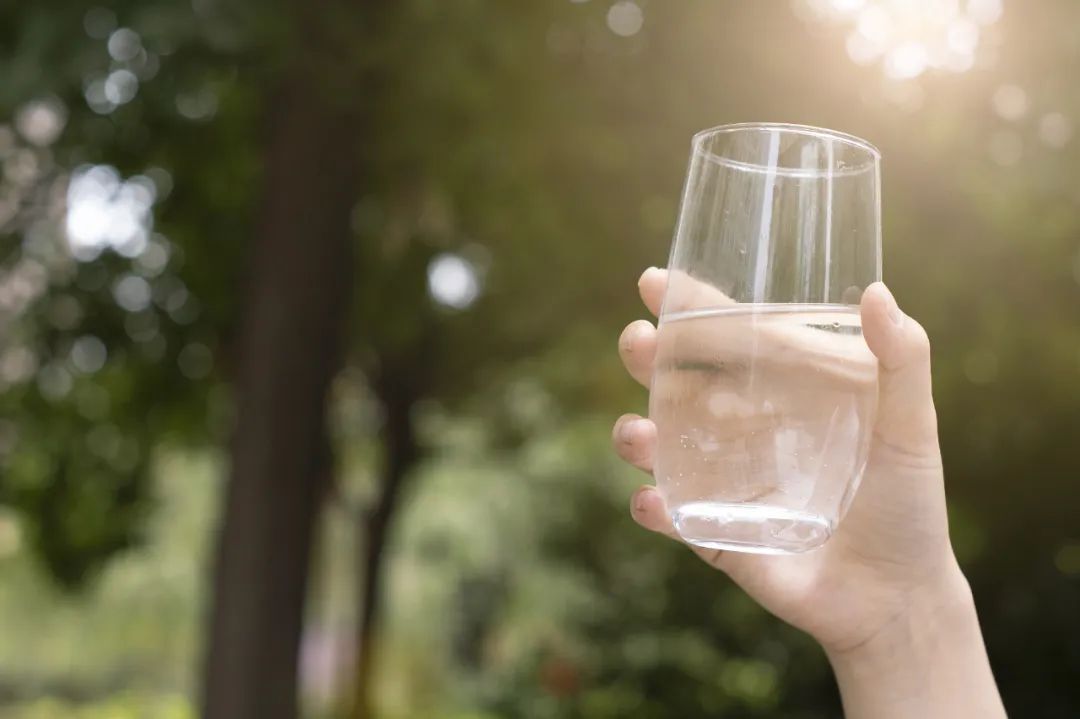 “每天8杯水”科学吗？隔夜水到底致不致癌？