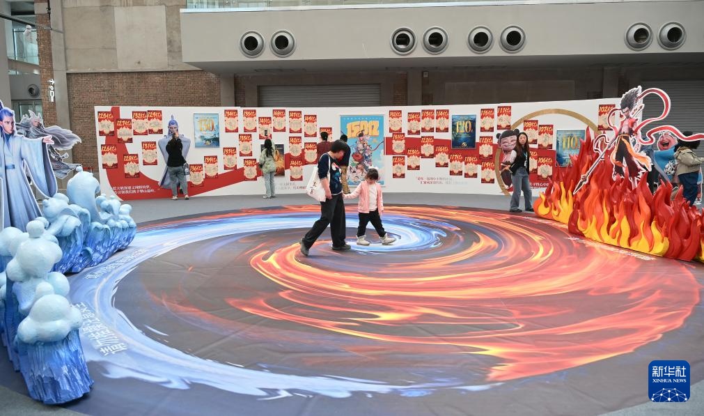 电影《哪吒之魔童闹海》破亿手绘海报展举行