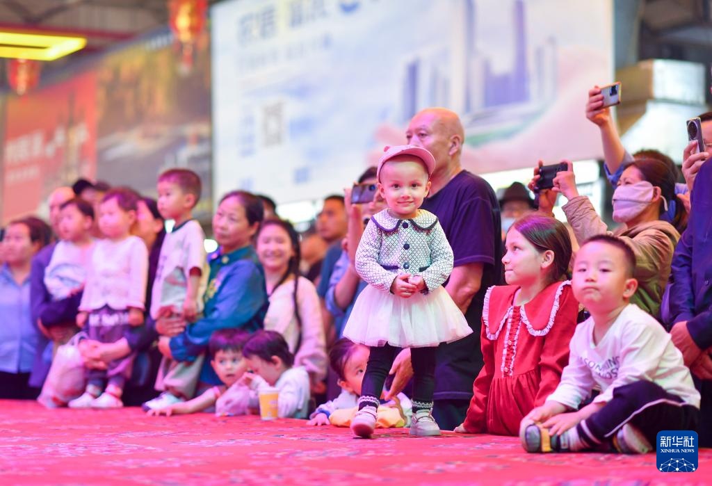 起舞夜市灯火中 起舞夜市灯火中