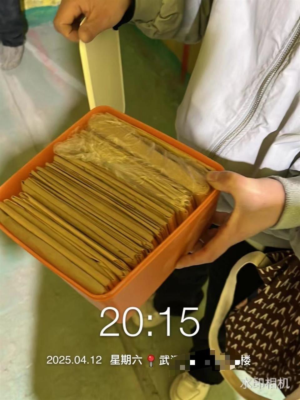 旧房翻新拆出10万现金，装修经理猜测是男业主私房钱，不敢告诉女业主