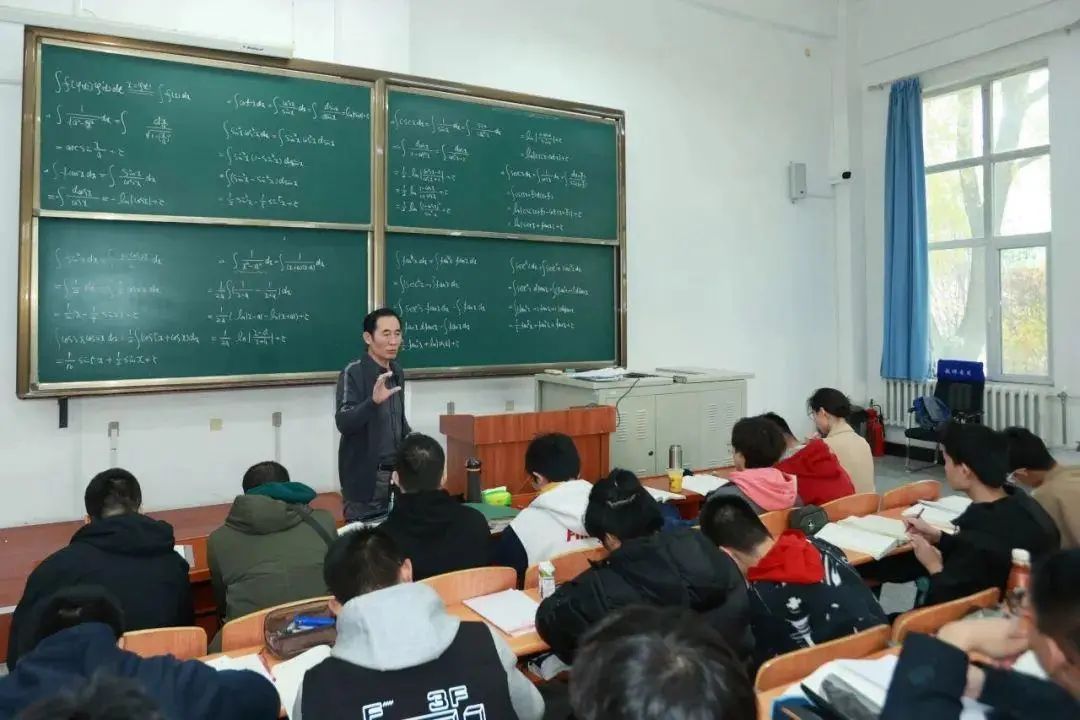 哈工大教授，八屏板书火了！