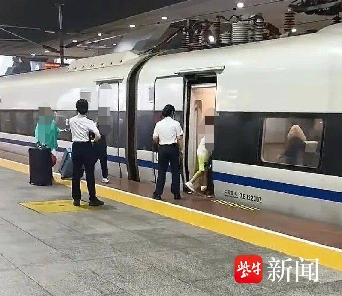 女子为等同伴伸腿阻止高铁关门，铁路部门最新回应来了