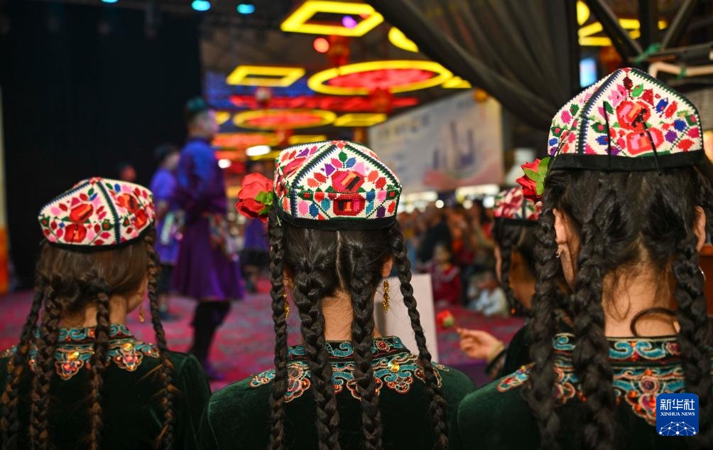 起舞夜市灯火中 起舞夜市灯火中