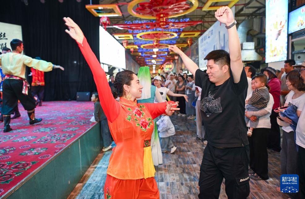 起舞夜市灯火中 起舞夜市灯火中