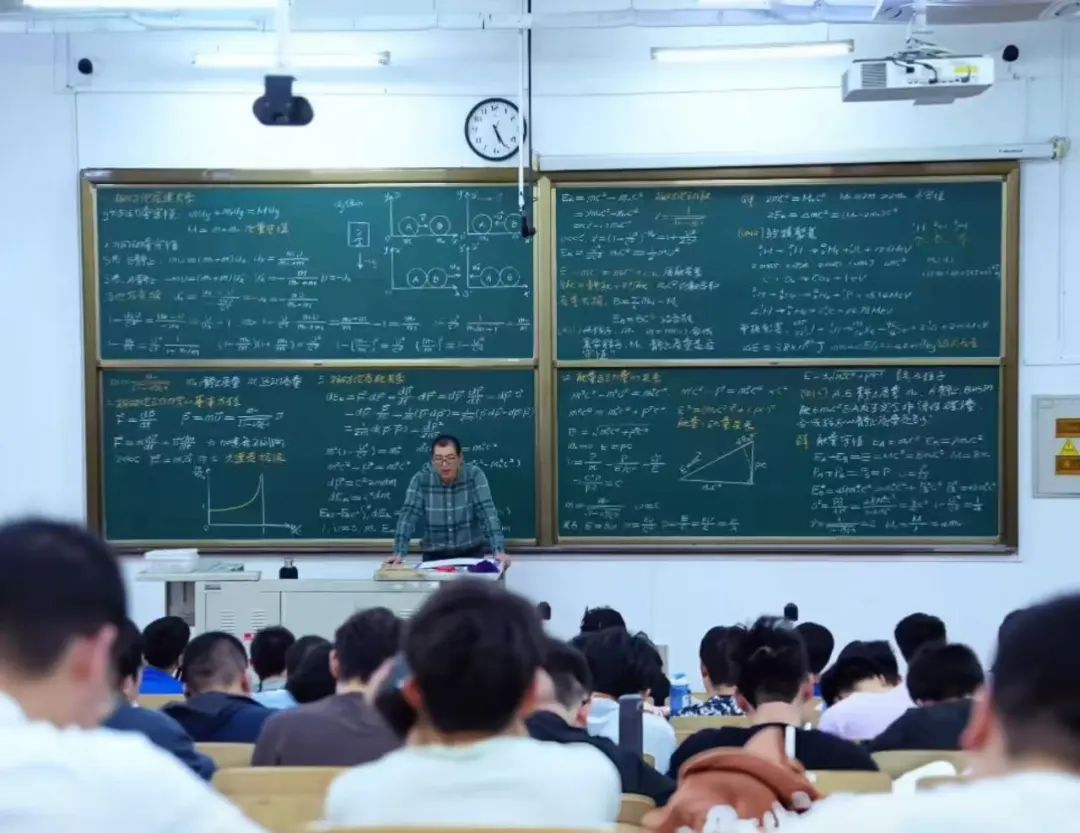 哈工大教授八屏板书火了！网友：看不懂内容，看懂了严谨！