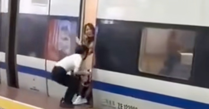 乘客伸腿阻止高铁关门!工作人员极力制止未果,官方通报>> 乘客伸腿阻止高铁关门!工作人员极力制止未果,官方通报>>