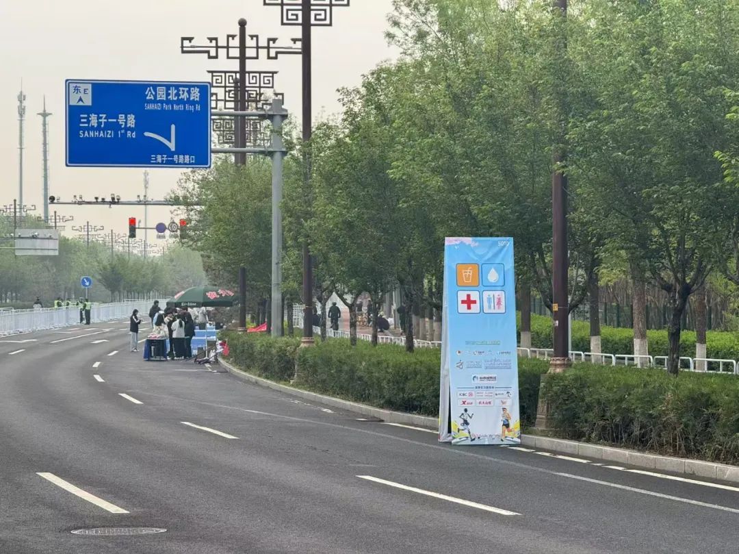各就各位！全球首场机器人马拉松开跑！人类观众：有生之年系列+1