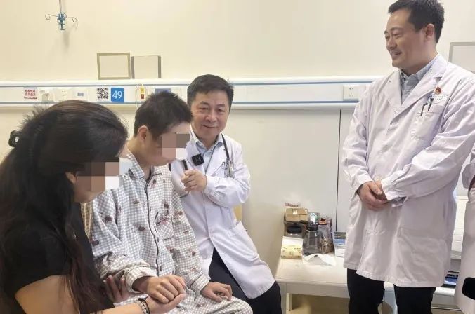 13岁少年靠“人工双心”支撑48天终获心脏移植