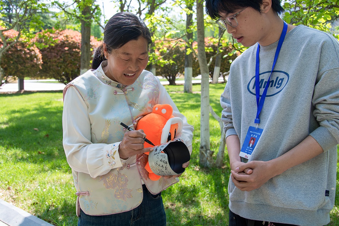 “沂蒙二姐”,“圆梦”大学校园! “沂蒙二姐”,“圆梦”大学校园!