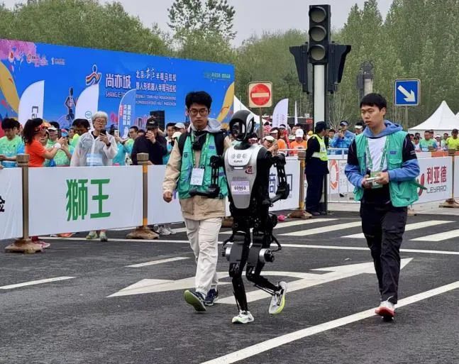 全球首场！看人形机器人是如何跑马拉松的→
