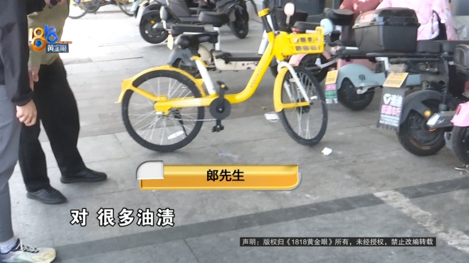 男子骑车经过餐厅被油污滑倒,讨说法竟演变成互吐口水!警方到场调解 男子骑车经过餐厅被油污滑倒,讨说法竟演变成互吐口水!警方到场调解