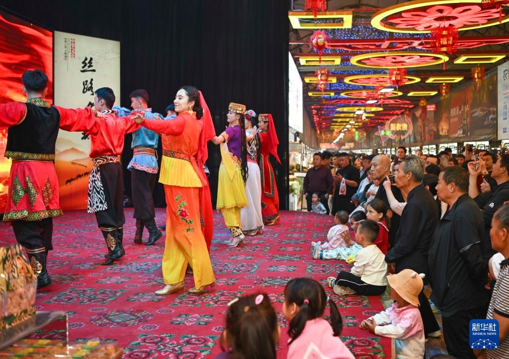 起舞夜市灯火中 起舞夜市灯火中
