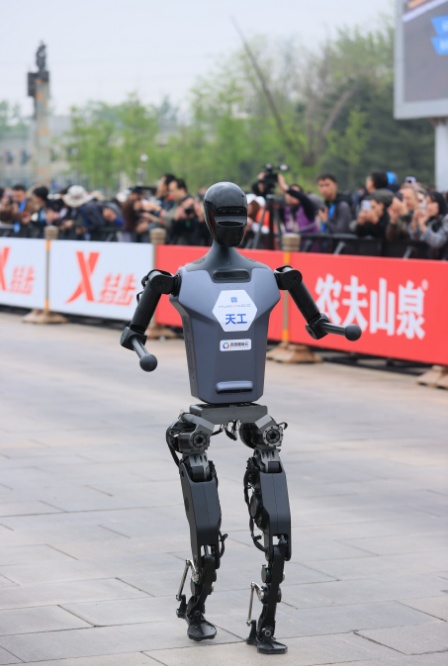 全球首场，“天工”夺冠！2小时40分