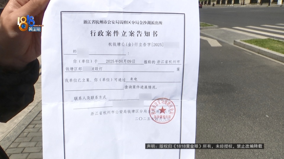 男子骑车经过餐厅被油污滑倒,讨说法竟演变成互吐口水!警方到场调解 男子骑车经过餐厅被油污滑倒,讨说法竟演变成互吐口水!警方到场调解