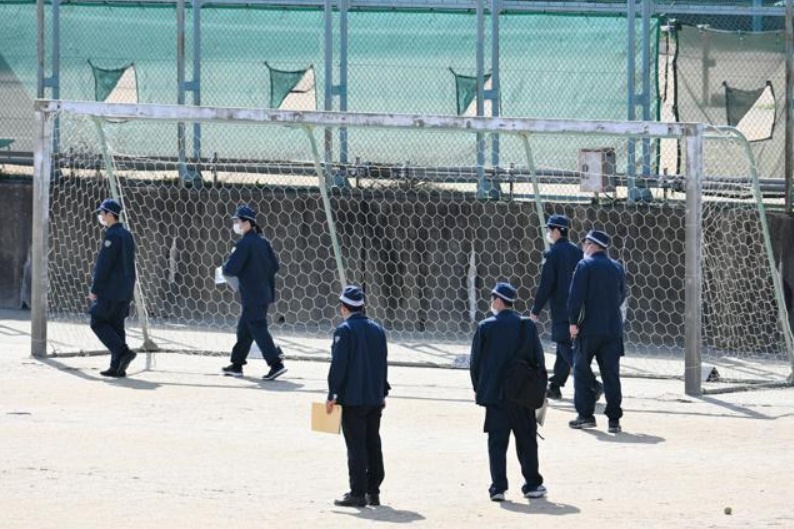 日本校园遭雷击,6学生送医,警方发现学校操场安装避雷针 日本校园遭雷击,6学生送医,警方发现学校操场安装避雷针