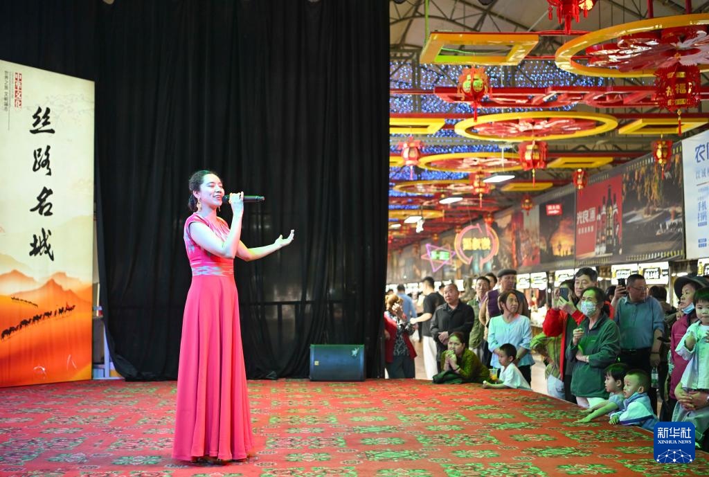 起舞夜市灯火中 起舞夜市灯火中