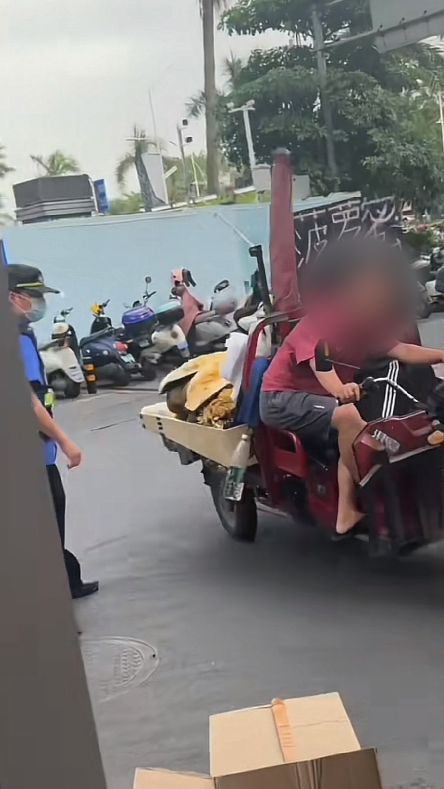 南宁一摊贩驾车“漂移”甩开城管扬长而去？当地城管局：不提倡追赶行为，存在安全隐患