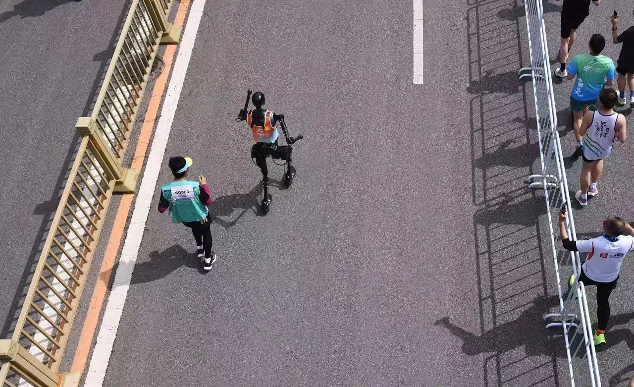 机器人半马，天工夺冠！好样的！