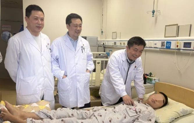 13岁少年靠“人工双心”支撑48天终获心脏移植