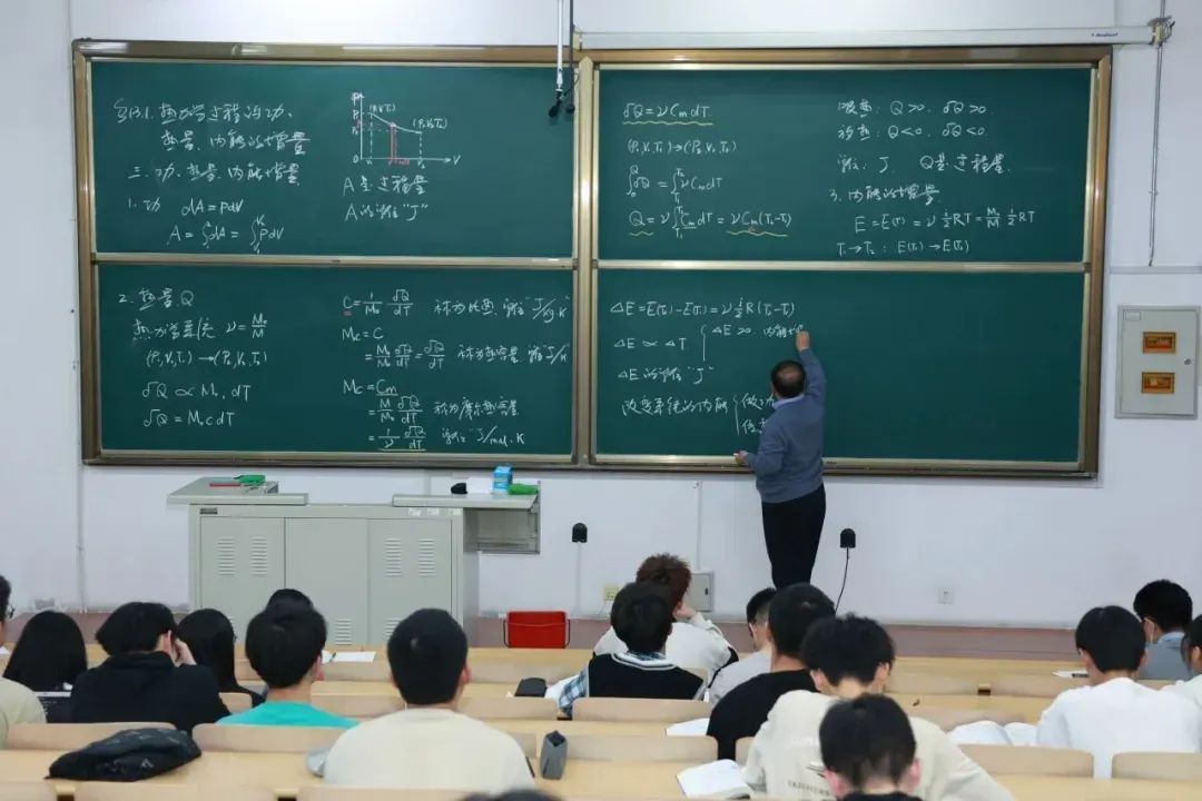 哈工大教授八屏板书火了！网友：看不懂内容，看懂了严谨！