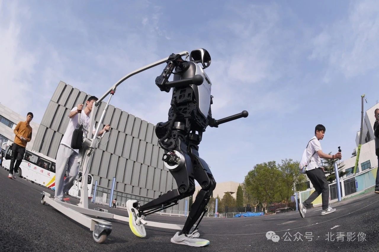 机器人半马，天工夺冠！好样的！