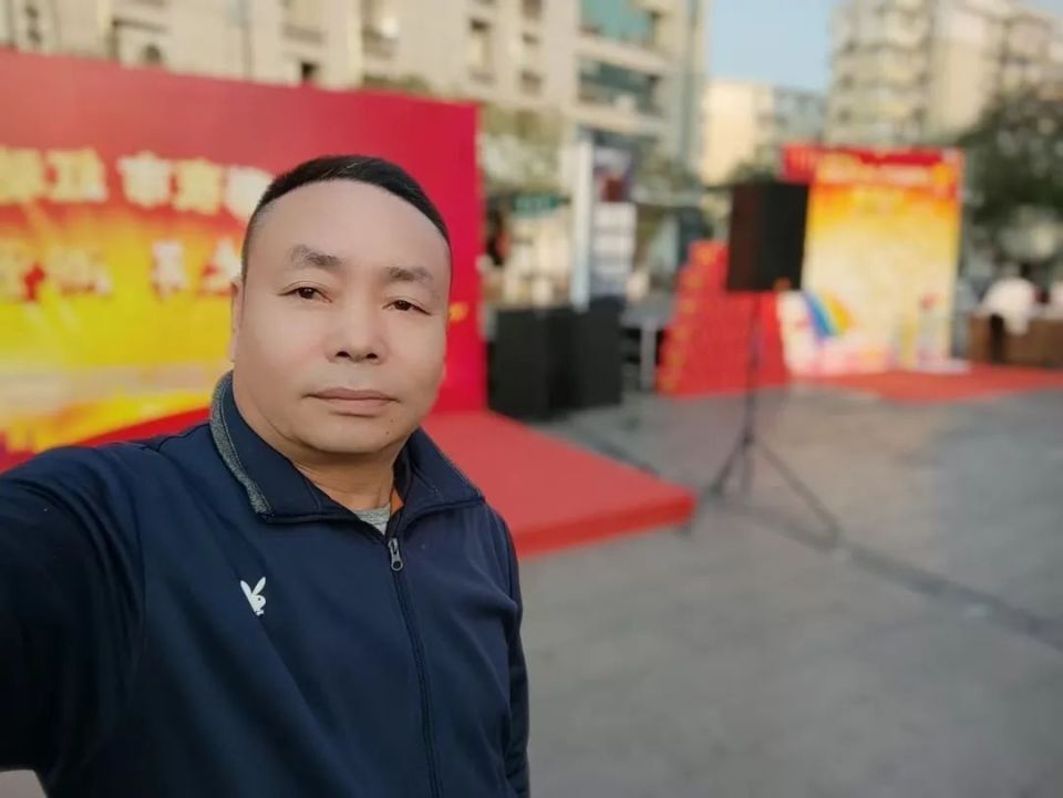 杭州老人坠河，男子跳河救人发现水太深：甩鱼竿把人拉向岸边