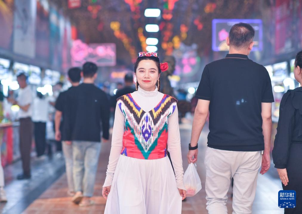 起舞夜市灯火中 起舞夜市灯火中