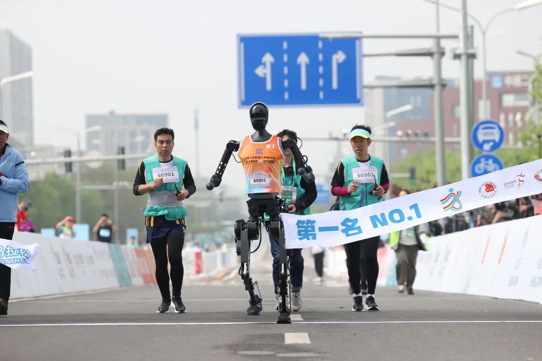 全球首场，“天工”夺冠！2小时40分