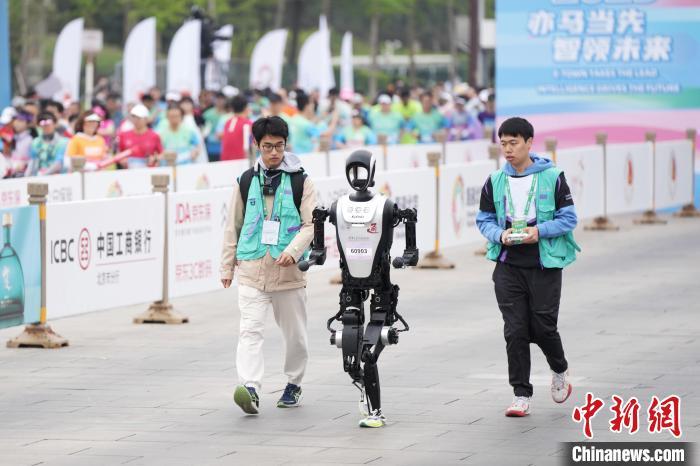 全球首个人形机器人半马在北京亦庄开跑