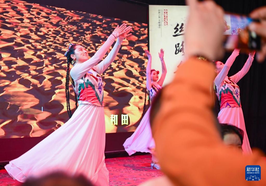 起舞夜市灯火中 起舞夜市灯火中