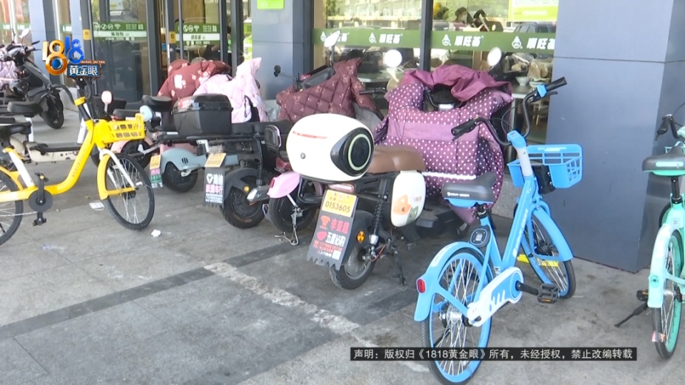 男子骑车经过餐厅被油污滑倒,讨说法竟演变成互吐口水!警方到场调解 男子骑车经过餐厅被油污滑倒,讨说法竟演变成互吐口水!警方到场调解