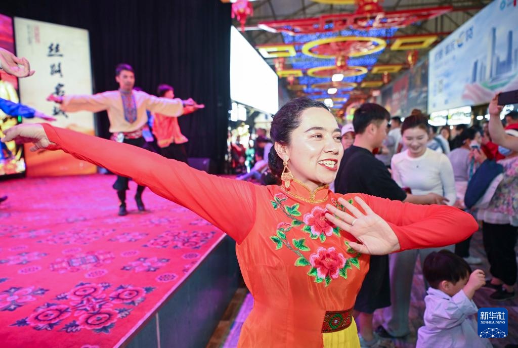 起舞夜市灯火中 起舞夜市灯火中