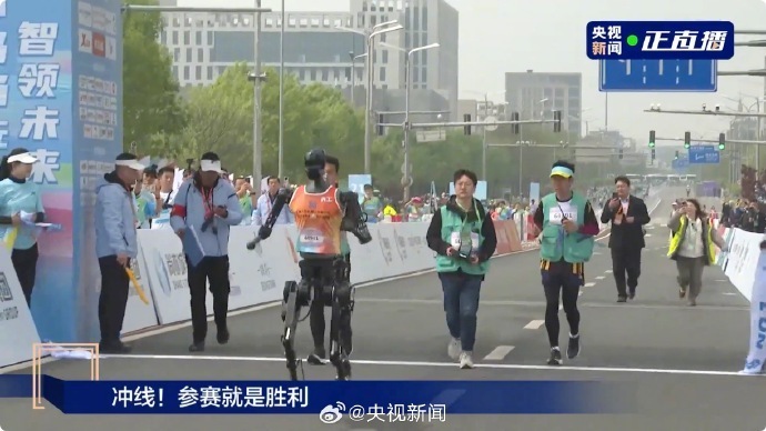 冲线！“天工”夺得全球首个人形机器人半马冠军