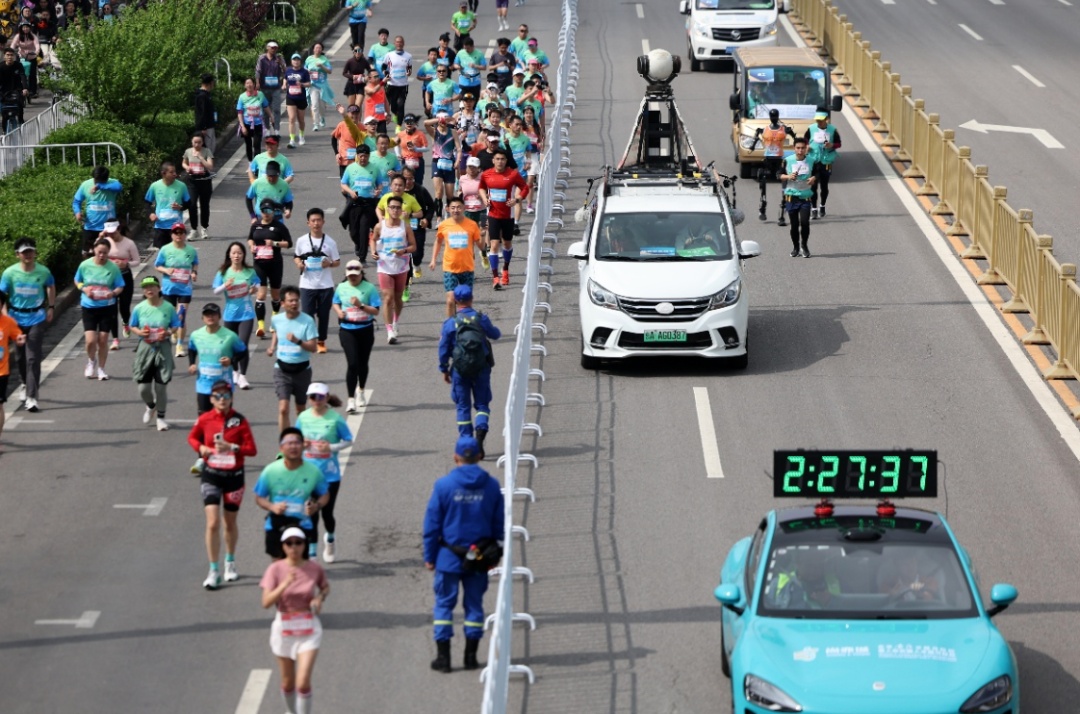 人机共跑马拉松，从赛道到生活！北京正在量产现实版"变形金刚"！