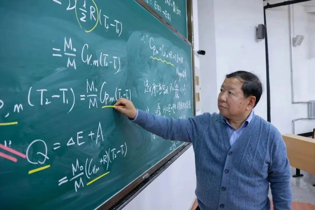 哈工大教授八屏板书火了！网友：看不懂内容，看懂了严谨！